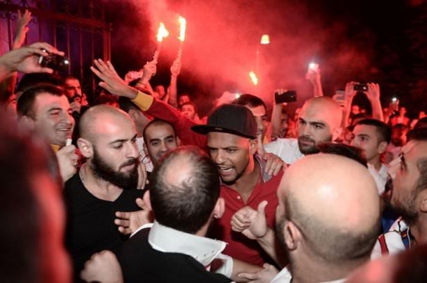 <p>Ailesiyle akşam yemeğinde olan Melo, evine döndükten sonra aracından inerek, taraftarların yanına geldi.</p>
<p> </p>