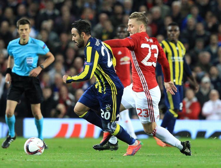 <p>Rooney'nin penaltıları neden kullanmadığını manşetten soran Daily Mirror, Paul Pogba'nın kulüpteki tahtını kaybetmek üzere olan Rooney'nin yerine geçemeye hazır olduğunu aktardı. Gazete, 72 bin kişilik Old Trafford Stadı'nı dolduran taraftarların Robin van Persie'yi kahraman gibi karşıladığını ifade etti.</p>