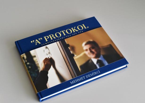 <p>"Bu kitap; işine tutkuyla bağlı, 'anı' yakalama peşinde koşan beni gölgem gibi takip eden Mehmet Demirci’nin gözünden yedi yıllık Cumhurbaşkanlığı dönemimin ilginç ve özel anlarını sergilemesi açısından da önemli bir çalışmadır."</p>