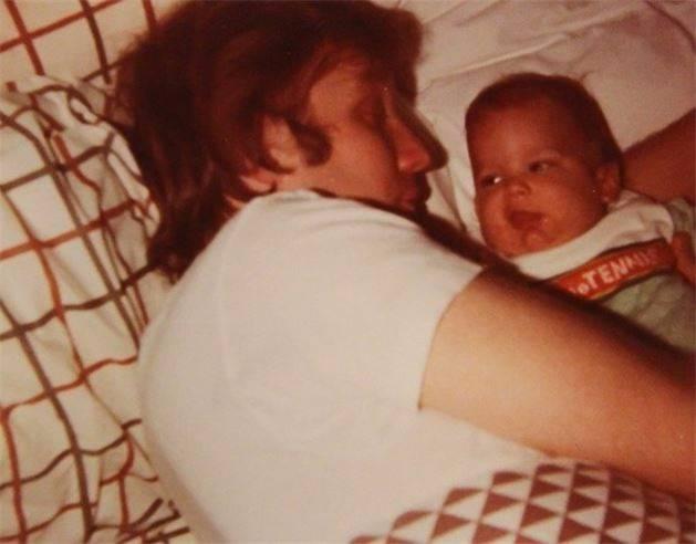 <p>31 Aralık 1977 - Donald Trump, Donald Jr'ı uyuturken.</p>

<p>&nbsp;</p>
