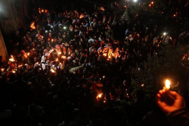 <p>Rumi takvime g&ouml;re nisan ayının ilk &ccedil;arşambası Yezidi inancında kutsal g&uuml;n kabul ediliyor. Yezidiler, bu g&uuml;n&uuml; kutlamak i&ccedil;in Musul'un Şeyhan il&ccedil;esinde dağlarla &ccedil;evrili olan kutsal mabetlerinin bulunduğu Laleş'te bir araya geldi.</p>
