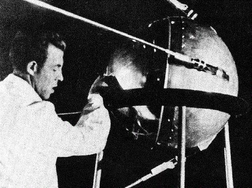 <p>Sputnik'in 1957'de uzaya gönderilmesinden beridir, Dünya çevresinde dolanmak üzere fırlatılmış toplamda 38.000 adet uydu bulunmaktadır. Bunun 16.000 civarı düşmüş ya da indirilmiştir.</p>
<p> </p>