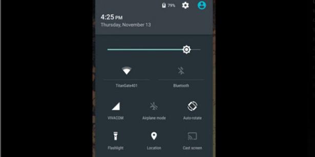 <p><strong>15. Built-in Flashlight </strong></p>

<p>Android Lollipop 5.0 özelliklerinden bir yenisi de "yardımcı ışık" özelliğinin üst panelde hazır bekliyor olması. Android'in eski güncellemelerinde "yardımcı ışık" özelliğine sahip olmak için uygulama indirmeniz gerekiyordu. Şimdi ise paneli aşağı çekmeniz yardımcı ışığa ulaşmanız için yapmanız gereken tek şey.</p>
