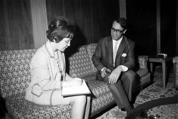 <p>1970'li yıllarda AA muhabiri Nalan Seçkin, TBMM Başkanı Ferruh Bozbeyli ile röportaj yaparken görülüyor... </p>