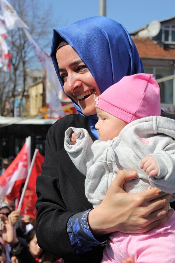 <p>Bir buçuk yaşında bir bebeği olduğu bilinen Bakan Kaya, kendisini dinleyen 3 aylık bebeğe de kayıtsız kalamadı. </p>
