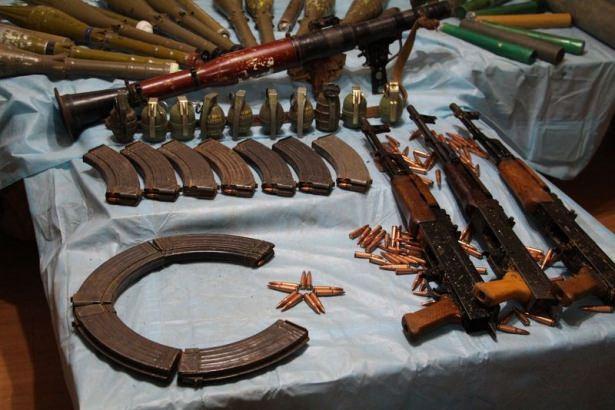 <p>Siirt'te vatandaşların ihbarı üzerine fıstık bahçesine operasyon düzenleyen polis ekipleri, terör örgütü PKK'ya ait, kullanıma hazır çok sayıda silah ve mühimmat buldu.</p>