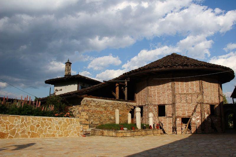 <p>Makedonya'nın kuzeybatısında, Şar Dağı'nın eteklerindeki Kalkandelen şehri, Osmanlı dönemine ait Alaca Cami ve Harabati Baba Tekkesi ile turistlerin ilgisini çekiyor.</p>
