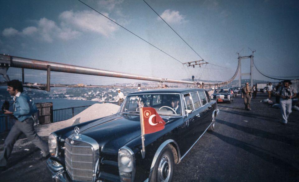<p>Fahri Korutürk Boğaziçi Köprüsü İnşaatı'nda<br />
<br />
Cumhurbaşkanı Fahri Korutürk, yapımı devam eden Boğaziçi Köprüsü'nde incelemelerde bulundu. Köprü de çalışmalar sona yaklaşıyor. 1973</p>

<p> </p>

<p> </p>
