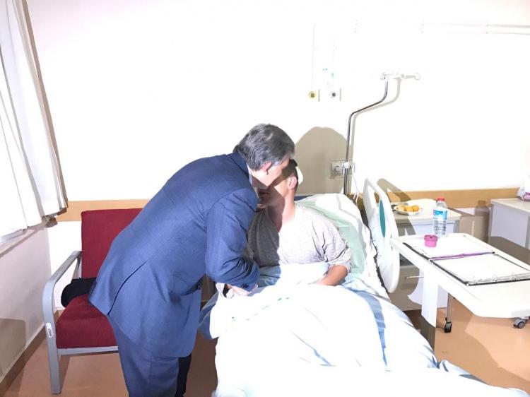 <p>11. Cumhurbaşkanı Abdullah Gül, İçişleri BakanıSüleyman Soylu ve Sağlık Bakanı Recep Akdağ, hastanedeki yaralı askerleri ziyaret ederek onlara moral verdi.</p>

<p> </p>
