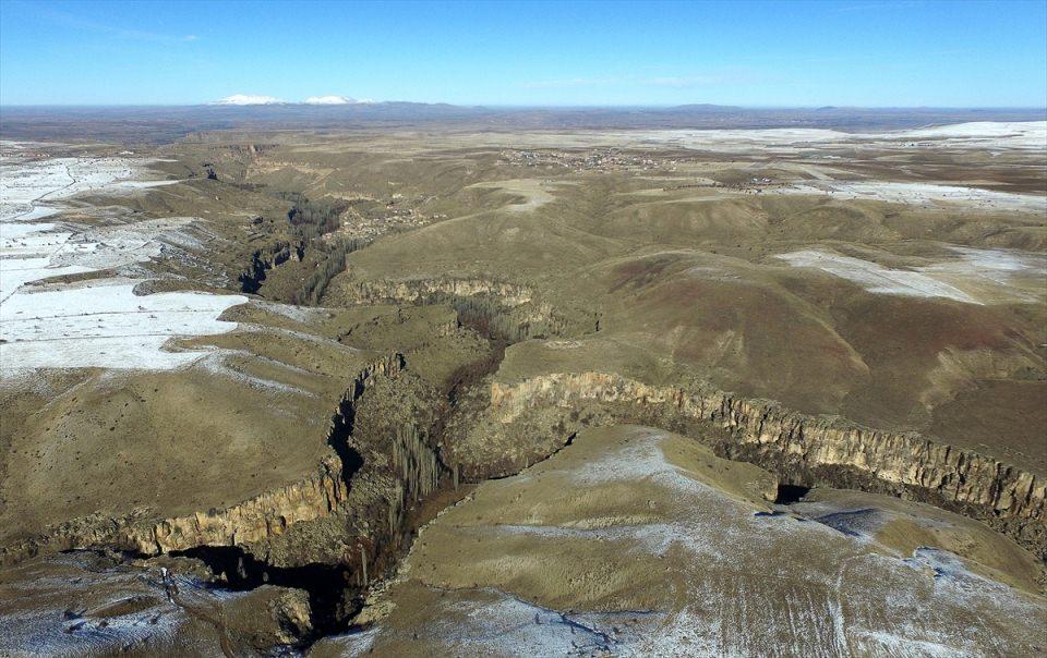 <p>Ihlara ve Selime beldeleri arasındaki vadinin yaklaşık 14 kilometre uzunluğunda ve yer yer 100-150 metre derinliğinde önemli bir kanyon olduğunu belirten Doğan, ''Ihlara Vadisi'ne gelen turistler, freskli kiliseleri ziyaret ederek vadi tabanındaki Melendiz Çayı kıyısında trekking yapıyor'' dedi.</p>

<p> </p>

