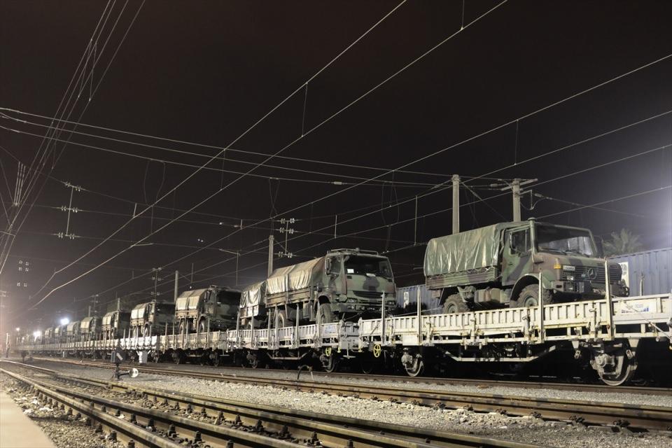 <p>Kırklareli'nin Lüleburgaz ilçesindeki askeri birliklerden trenle nakledilen araçlar, İskenderun Garı'na geldi. </p>
