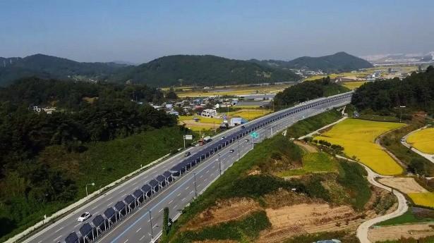 <p>Otoyolların arasına yerleştirilen bu g&uuml;neş panelleri sadece elektrik &uuml;retmiyor.</p>

<p>&nbsp;</p>
