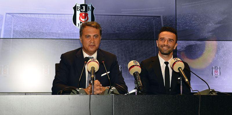 <p>Beşiktaş'ın Fenerbahçe'den transfer ettiği Gökhan Gönül, Vodafone Arena'da düzenlenen törenle siyah-beyazlı takıma 4 yıllık imzayı attı.</p>

<p> </p>
