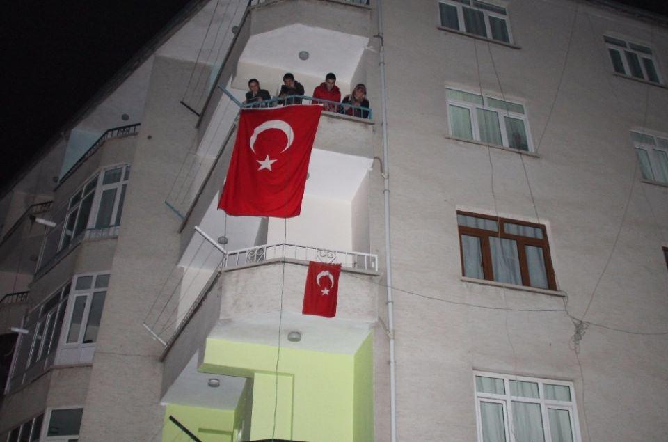 <p>Şehidin baba evine itfaiye ekipleri tarafından Türk bayrakları asıldı. Şehit için yarın Elazığ’da tören düzenlenmesi bekleniyor.<br />
 </p>
