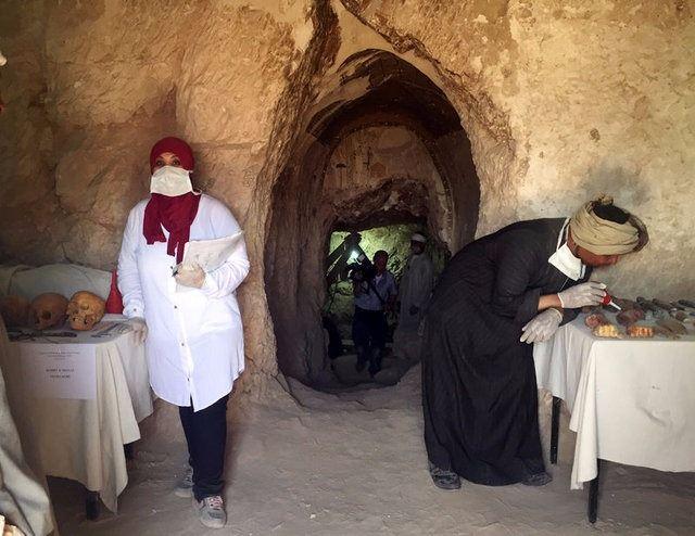 <p>El Veziri; "Mezar küçük olsa da, içerisinde çok sayıda renkli maske bulunuyor. Arkeolojik çalışmada, mezardaki mumyaların bilinmeyen bir hastalıktan öldükleri anlaşıldı," dedi. </p>
<p> </p>