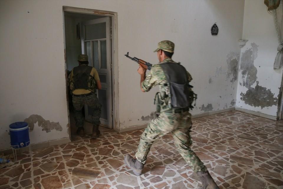 <p>Türkiye Fırat Kalkanı operasyonu için Sultan Murad Tugayı, Şamlılar Cephesi, Feylak eşŞam, Ceyş el-Nasr, Ceyş el-Tahrir, Hamza Fırkası, Liva el-Mutasım, Nureddin Zengi Tugayı, 13. Tümen ve Liva Sukur el- Cebel'den oluşan muhalif unsurları uzun bir eğit-donat sürecinden geçirmiştir. </p>
