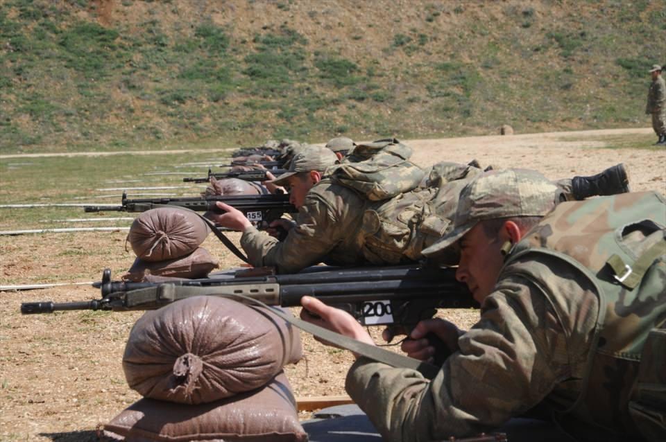 <p>"Onlar bizim de evlatlarımız oluyor. Acemi evlatlarımıza alayımızda icra edilen 9 hafta süreli asayiş branşı eğitimi veriliyor. Eğitim, temel eğitim ve branş eğitimi olarak iki safhada icra ediliyor. Temel eğitim safhasında temel askerlik ve yanaşık düzen ve mekanik nişancılık ve atış, tek er muharebe, temel beden eğitimi veriliyor.</p>