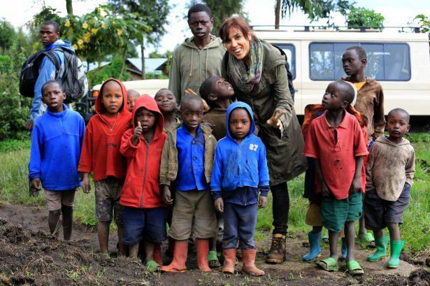 <p>Dünyanın dört bir yanından gelen seyahat tutkunarı, Ruanda'lı çocuklarla hatıra fotoğrafı çektirme peşinde. </p>
