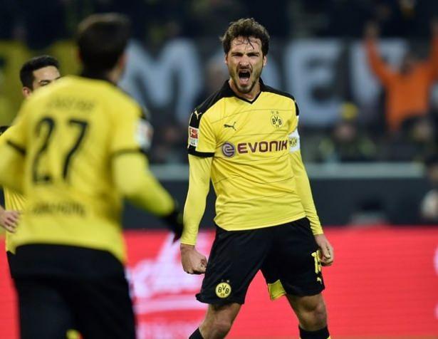 <p>75) Mats Hummels<br />
Borussia Dortmund</p>