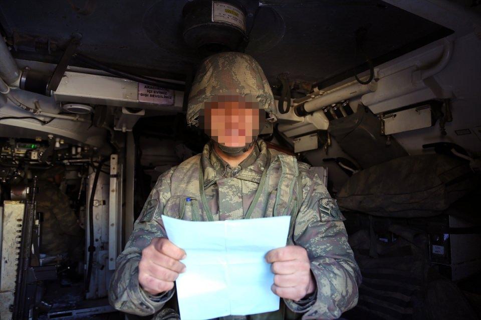 <p>Sizin sayenizde evimde rahat, huzurlu olabiliyorum. Birkaç yerde çok çatışma oluyor ve insan çok üzülüyor. Size gönülden sevgiler gönderiyorum. Allah'a emanet olun."</p>
