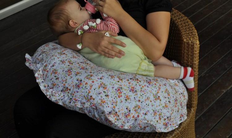 <p>Bebeklerin uygun bir pozisyonda beslenmesini sağlayan emzirme yastıkları, annelerin işini kolaylaştırıyor!</p>
