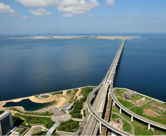 <p>5- Kansai Havaalanı</p>
<p>Japonya'nın Osaka Körfezi açıklarında bulunan 4 km uzunluğa ve 2,5 km genişliğe sahip Kansai Havaalanı, 10 bin işçi ve 80 gemi ile 3 farklı tepeden 21 milyon metre küp toprak kullanılarak oluşturulan yapay bir ada üzerine kurulu. Japonya'da havaalanı yapılabilecek kara parçası bulunmadığından, Osaka'ya yakın olabilecek bir noktaya inşa edilen Kansai Havaalanı, bir mimarlık ve mühendislik harikası olarak kabul ediliyor.</p>