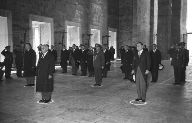 <p>Atatürk'ün naaşının Anıtkabir'e nakli töreninde Cumhurbaşkanı Celal Bayar (önde), Başbakan Adnan Menderes (sağda) ve Meclis Başkanı Refik Koraltan (solda) ile beraberindekiler Atatürk'ün manevi huzurunda saygı duruşunda görülüyor. </p>
