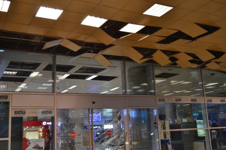 <p>Atatürk Havalimanı'nı akşam saatlerinde kana bulayan terör saldırısından geriye delinen betonlar, dökülüp kırılan asma tavanlar ve patlayan camlar kaldı.</p>
