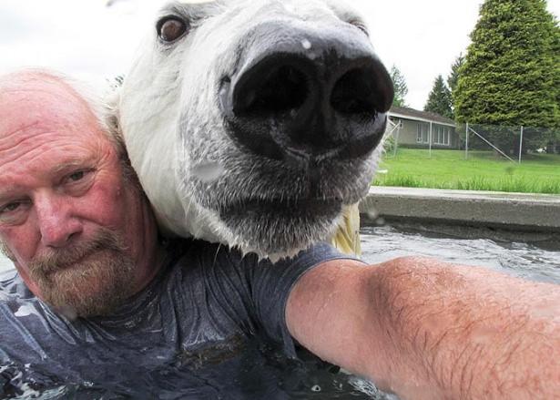 <p>Mark ve Agee birlikte yüzüyorlar, sarılıyorlar, uyuyorlar, Agee aynı zamanda yavru iken evin köpeğiyle birlikte büyüdü.</p>