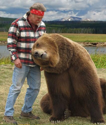 <p>Doug, eşi Lynne ile birlikte Utah'ta 40 yıldır yaşadıkları çiftliklerini 3 boz ayılarıyla birlikte paylaşıyorlar.Adları Bart 2, Honey Bump ve Tank olan bu ayıların yanı sıra 2000 yılında ölen Bart 1 de onlarındı.</p>