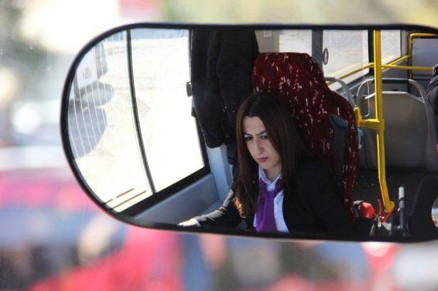 <p>Van Büyükşehir Belediyesi Ulaşım Hizmetleri Daire Başkanlığı tarafından hayata geçirilen uygulama ile şoför başvuruları içerisinde yer alan 5 kadın, iş başı yaparken, kadınlar belediye tarafından 1 aya yakın sürüş eğitimlerine de tabi tutuldu. Başarılı eğitimin ardından direksiyon başına geçen kadınlar, Edremit-Kampüs, Kevenli TOKİ-Çarşı, Beşyol-Kampüs ve Edremit TOKİ-Çarşı güzergahlarında direksiyon başına geçti.</p>