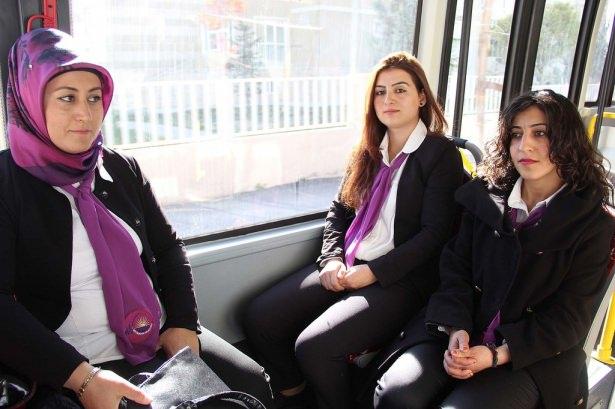 <p>VAN Büyükşehir Belediyesi'nin yeni aldığı otobüsleri kadın şoförler kullanıyor. Van'da 4, Erciş İlçesi'nde ise 1 kadın otobüs şofürü kendilerine gösterilen ilgiden oldukça memnun olduklarını söyledi.</p>