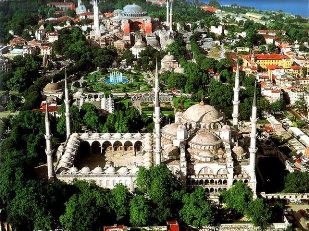 <p>Sabah erken saatlerinde mesai başı yapan kadın şoförler akşam mesai bitimine kadar çalışıyor. 4'ü Van'da biri de Erciş'te olan kadın şoförler şimdiden ilgi odağı oldu. Kimi vatandaşlar kadın şoförleri görünce şaşkınlıklarını gizleyemezken kimi de kadın şoför gördükleri için mutlu olduklarını söyledi.</p>