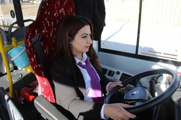 <p>Büyükşehir Belediyesi'nin ilk kadın şoförlerinden birisi olan Zeynep Yorgun, hayalinin gerçek olduğunu söyledi. Şoförlüğü sevdiğini ve yaptığı meslek ile toplumda 'kadınlar şoförlük yapamaz' algısını tamamen ortadan kaldırdıklarını söyleyen Yorgun, "Biz kadın şoförler erkek şoförlerden daha dikkatli, trafik kurlarına uyan, disiplini elden bırakmayan şoförleriz. Bizim için hız değil, kurallar esastır. Ben Beşyol-Kampüs güzergahında çalışıyorum. Beni gören erkekler şaşkınlık içerisinde kalırken, kadınlar ise büyük mutluluk duyuyor. Çünkü kadın yolcular bizlerin yanında kendilerini daha rahat, güvenilir hissediyor. Bizler de bu yönde onların duygularına tercüman olmak ve işimizi profesyonel bir şekilde yapmak için çalışıyoruz" dedi</p>
