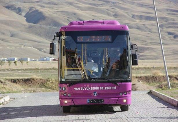 <p>xKadın şoförlerden 3 çocuk annesi Betül Biter ise, "Şoförlüğü seviyorum, oldum olası şoförlük merakım vardır. Yıllardır araç kullanıyorum bugün de belediyede kent halkına ulaşımda hizmet sunuyorum. Yaptığım iş ile hem vatandaşları memnun ediyorum hem de kendim mutlu oluyorum. Ben mutfakta annelikte ne kadar profesyonel isem şoförlükte de o kadar profesyonel bir kadınım" dedi</p>
