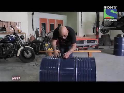 <p>Elindeki boş varili değerlendirmek isteyen adam garajında ufak bi çalışma yaptı.</p>
<p> </p>