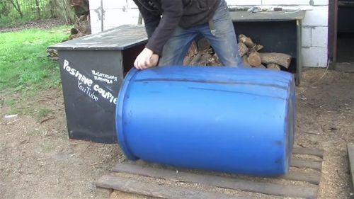 <p>Evindeki boş plastik varili değerlendirmek isteyen adam büyük bir başarıya imza attı. </p>

<p> </p>
