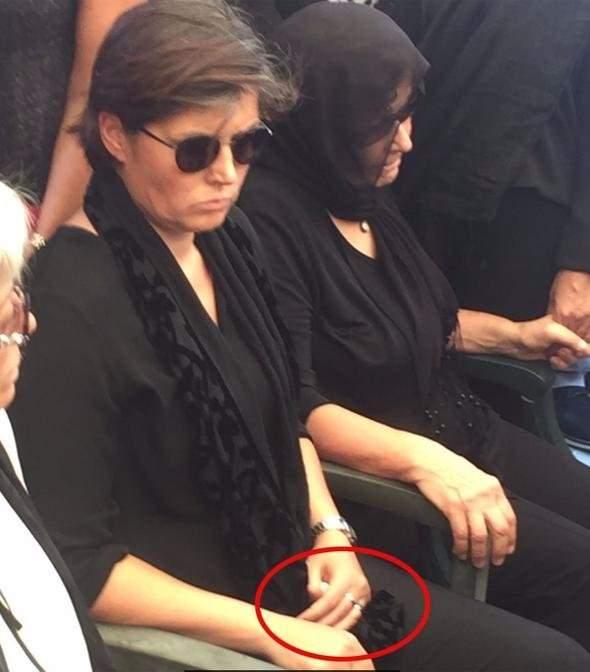 <p>4 aylık hamile eş Yasemin Şaşmaz'ın eşinin evlilik yüzüğüne de parmağına takması dikkat çekti</p>

<p> </p>
