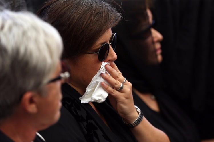 <p>Anne Şaşmaz ve Yasemin Adalı daha sonra taziyeleri kabul etti. </p>
