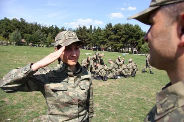 <p>Geleceğin kadın astsubayları olmak için erkeklerden ayrılmadan her türlü zorluğuna rağmen bütün eğitimleri alan öğrencilerin, her birinin farklı hedef ve idealleri bulunuyor.</p>