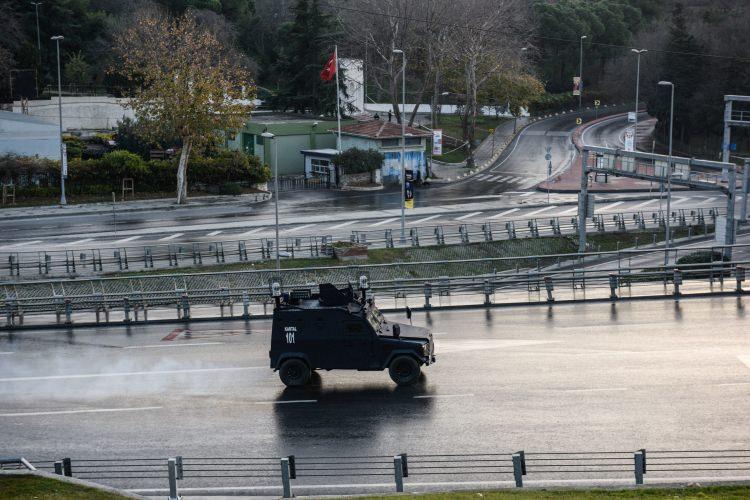 <p>Bizim huzurumuz, güvenliğimiz ve geleceğimiz için canını feda etmekten kaçınmayan Polisimizin her zaman yanındayız. </p>