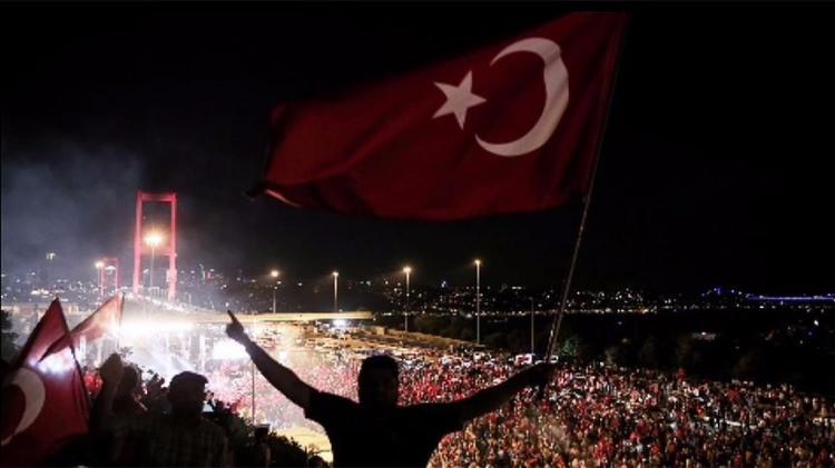 <p><strong>SORU 5: Bütün bunlar ekonomik krize doğru gittiğimiz anlamına mı geliyor?</strong><br />
<br />
CEVAP 5: Hayır. Sadece 15 Temmuz'u bir düşünün. O kadar ağır bir şokla karşı karşıya kalmamıza rağmen, ekonominin buna nasıl bir direnç gösterdiği ortada. </p>
