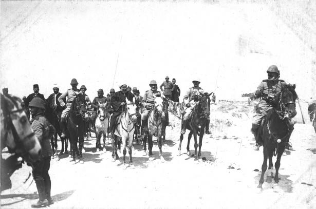 <p>Kitap, tarihe centilmenler savaşı olarak ge&ccedil;en &Ccedil;anakkale Savaşı'nın "insani y&ouml;n&uuml;"ne vurgu yapıyor. Vatikan Gizli Arşiv belgelerinden derlenen kitap, T&uuml;rk halkının savaş zamanında bile d&uuml;şmanlarına karşı sergilediği duruşa bir &ouml;vg&uuml; niteliğinde.</p>
