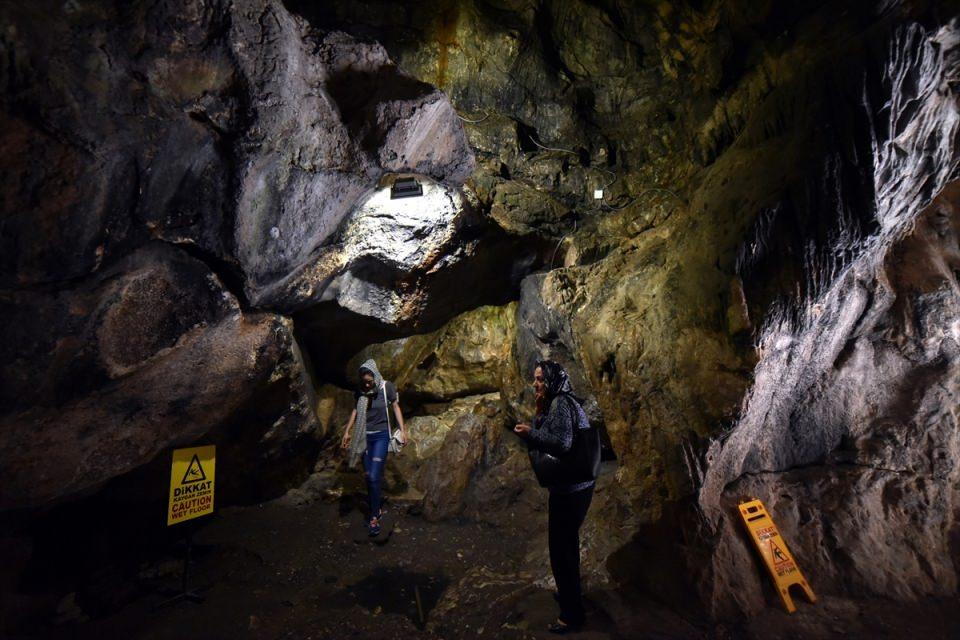 <p>Dünyanın çeşitli kentleri ile Mersin'in Tarsus ve Kahramanmaraş'ın Afşin ilçelerinde de Ashab-ı Kehf'e atfedilen mağaralar yer alıyor.</p>

<p> </p>
