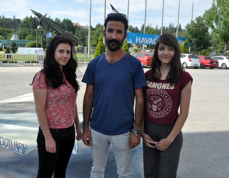 <p>Eskişehir'de &uuml;niversite &ouml;ğrencileri tarafından Vecihi H&uuml;rkuş'un &uuml;&ccedil; boyutlu sokak resim &ccedil;alışması &ouml;rnek alınarak, &uuml;&ccedil; boyutlu "Kağıt u&ccedil;ak" &ccedil;alışması ger&ccedil;ekleştirildi.</p>
