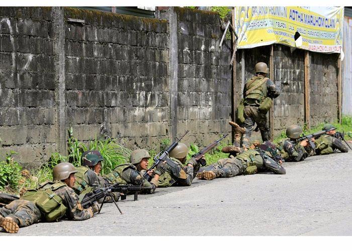 <p>Rehinelerin akıbeti meçhul</p>
<p>Militanların Mindanao Adası'ndaki Marawi kentinde rehin aldığı biri rahip 11 sivilin akıbeti bilinmiyor.</p>