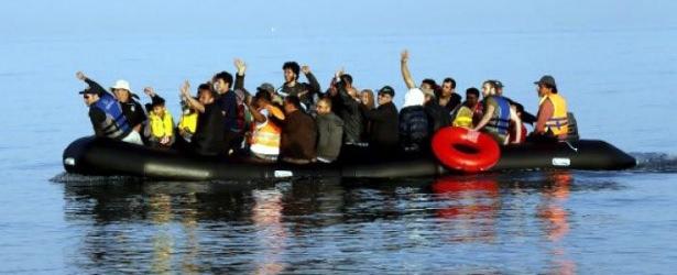 <p>Aralarında kadın ve çocuklarında bulunduğu suriyeli 38 Kaçak, dün gece Bodrum’un Turgutreis Mahallesi’nden 8 metrelik lastik bot ile 5 mil mesafedeki Yunanistan’a ait İstanköy Adası’na geçmek için denize açıldı. </p>
