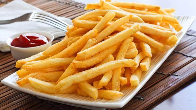 <p>100 gramlık bir porsiyon patates kızartması 390 kalori. Yanında bir tatlı kaşığı ketçap 20 kalori, mayonez de 148 kalori. Yani bir anda tam 558 kalori aldınız demek. <strong>Bunun için 1 buçuk saat yüksek hızda kürek çekmeniz gerekir.</strong></p>
