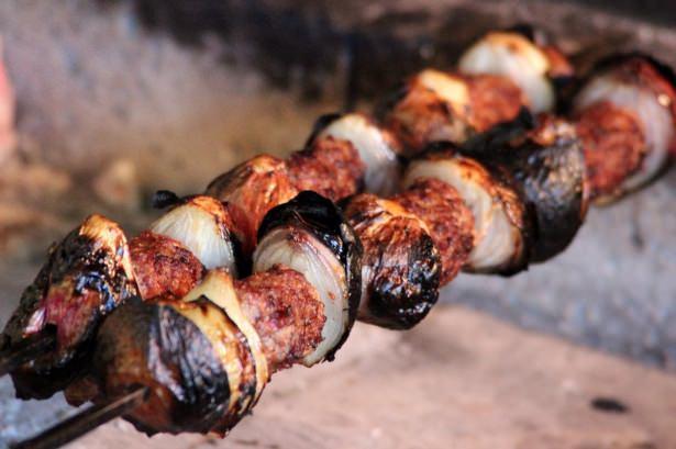 <p>Ocakta közlendikten sonra tekrar bir bakır tepsisine alınır. Soğan kebabı, nar ekşisi, limon ve az suyla terletilir. Terleme dediğimiz, soğan kebabına nar ekşisinin emdirilmesidir. Soğanlar o nar ekşisini emer. Daha sonra dürüm halinde nane, maydanoz ve limonla yenir. Kebap, bol ekşi ve acısıyla sonbaharda gribe karşı etkilidir."</p>
