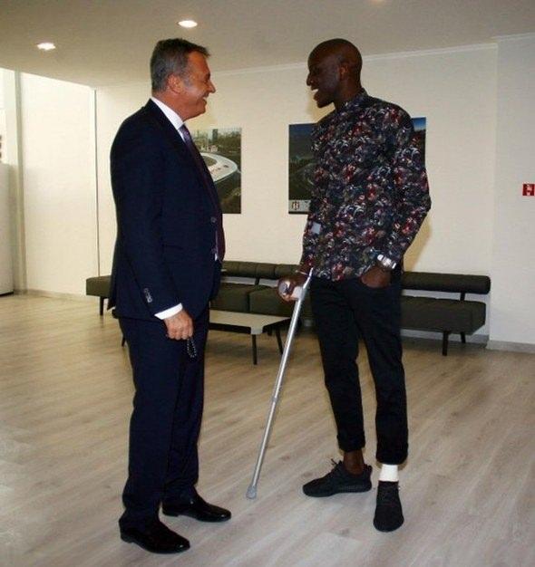 <p>Geçtiğimiz haftalarda bir maç sırasında ayağı kırılan Demba Ba, başkan Fikret Orman'la da sohbet etti.</p>